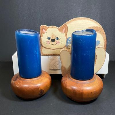 LOT 152: Vintage Country Decor / MCM Wood Collection