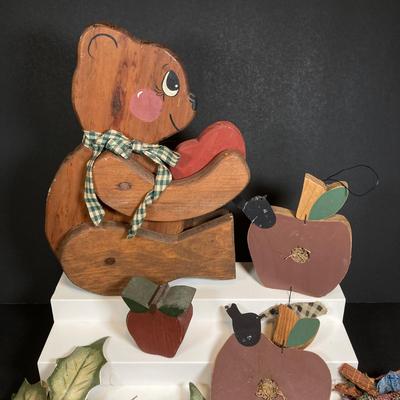 LOT 152: Vintage Country Decor / MCM Wood Collection