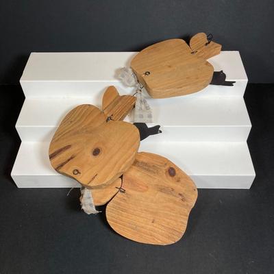 LOT 152: Vintage Country Decor / MCM Wood Collection