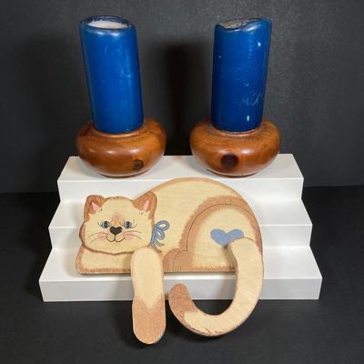 LOT 152: Vintage Country Decor / MCM Wood Collection