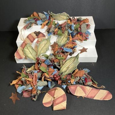 LOT 152: Vintage Country Decor / MCM Wood Collection