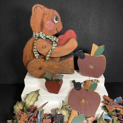 LOT 152: Vintage Country Decor / MCM Wood Collection