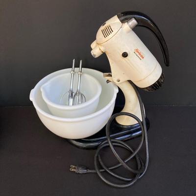 LOT 167: Vintage Sunbeam Mixer, Green Pyrex Mixing Bowl and Wooden Oven Stick