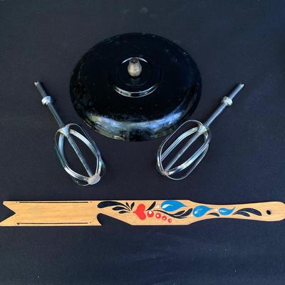 LOT 167: Vintage Sunbeam Mixer, Green Pyrex Mixing Bowl and Wooden Oven Stick