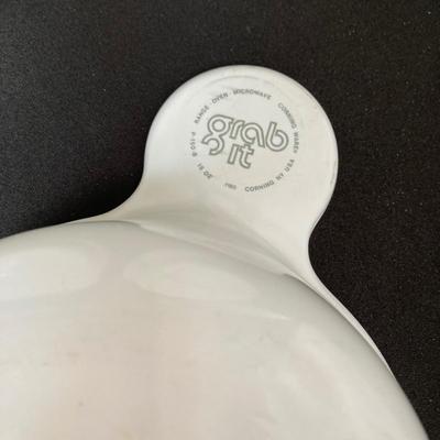 LOT 173: Vintage Bakeware - Corning Ware, Pyrex, Pampered Chef, Glassbake and More