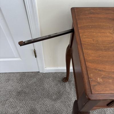 LOT 88: Vintage Singer Sewing Machine in Cabinet