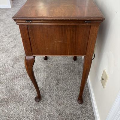 LOT 88: Vintage Singer Sewing Machine in Cabinet