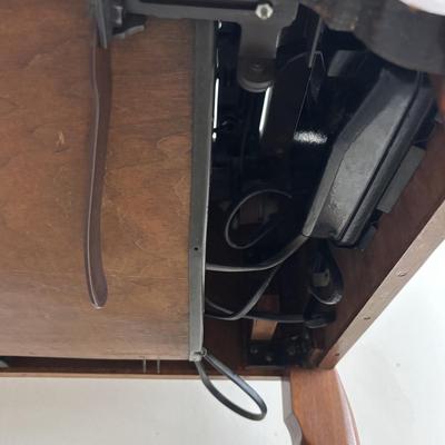 LOT 88: Vintage Singer Sewing Machine in Cabinet