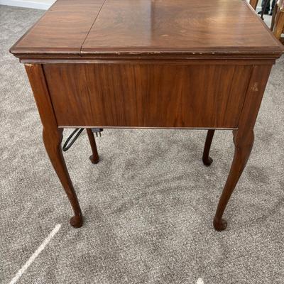 LOT 88: Vintage Singer Sewing Machine in Cabinet