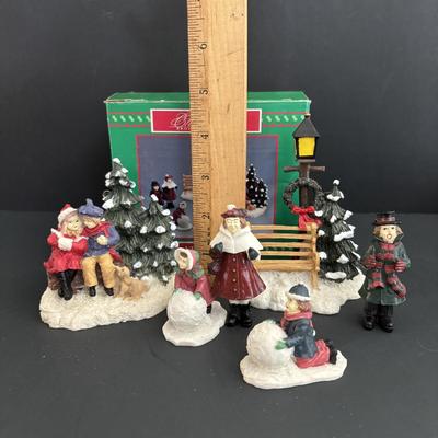 LOT 96: Holiday Village Collection: Lemax Hackensack First National Bank, Rex & Lee Post Office, Dept 56 Johnsons Grocery, House of...