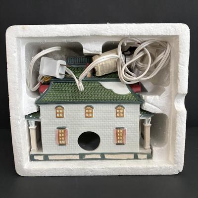 LOT 96: Holiday Village Collection: Lemax Hackensack First National Bank, Rex & Lee Post Office, Dept 56 Johnsons Grocery, House of...