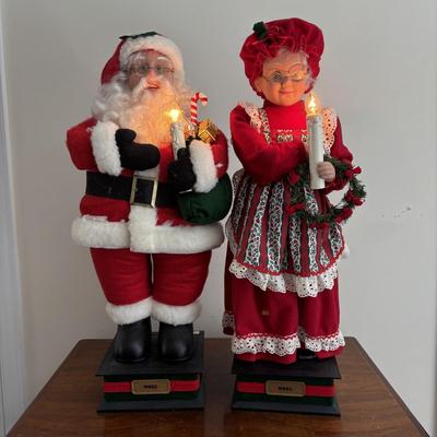 LOT 103: Animated Mr & Mrs Claus Figures 24"