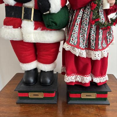 LOT 103: Animated Mr & Mrs Claus Figures 24"