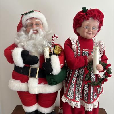LOT 103: Animated Mr & Mrs Claus Figures 24"