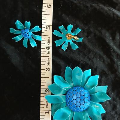 1960's Large enamel brooch pin with matching clip-on earrings