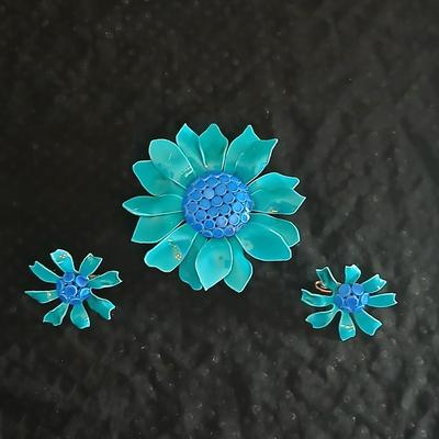 1960's Large enamel brooch pin with matching clip-on earrings