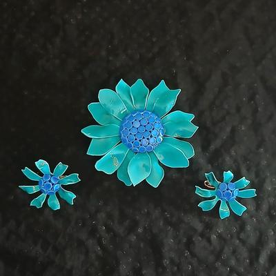 1960's Large enamel brooch pin with matching clip-on earrings