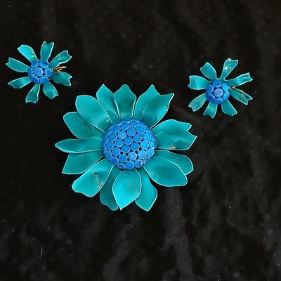 1960's Large enamel brooch pin with matching clip-on earrings