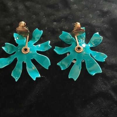 1960's Large enamel brooch pin with matching clip-on earrings