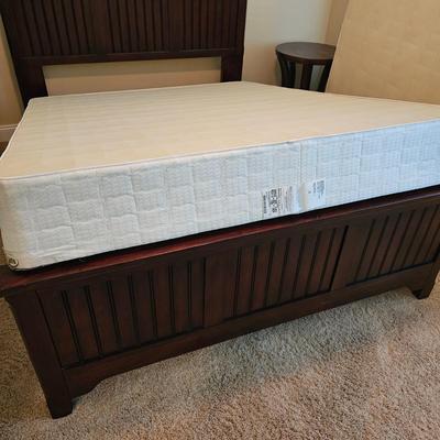 Broyhill Wooden Queen Bed & Bedding (UGB1-JS)