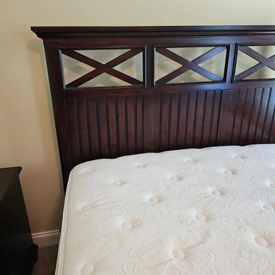 Broyhill Wooden Queen Bed & Bedding (UGB1-JS)