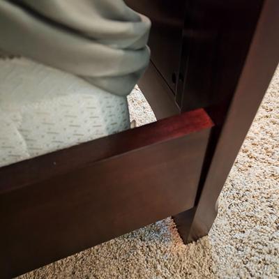 Broyhill Wooden Queen Bed & Bedding (UGB1-JS)
