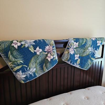 Broyhill Wooden Queen Bed & Bedding (UGB1-JS)
