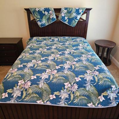 Broyhill Wooden Queen Bed & Bedding (UGB1-JS)