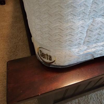 Broyhill Wooden Queen Bed & Bedding (UGB1-JS)