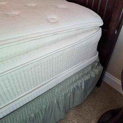Broyhill Wooden Queen Bed & Bedding (UGB1-JS)