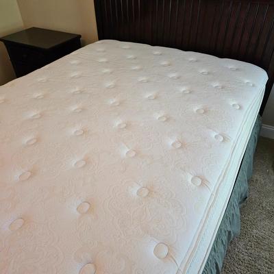 Broyhill Wooden Queen Bed & Bedding (UGB1-JS)