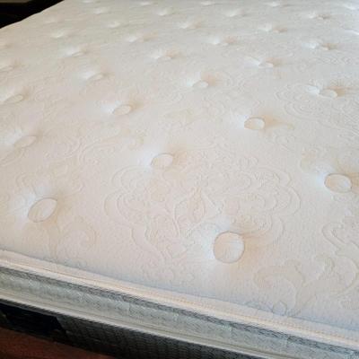 Broyhill Wooden Queen Bed & Bedding (UGB1-JS)