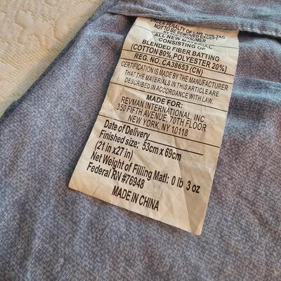 Broyhill Wooden Queen Bed & Bedding (UGB1-JS)