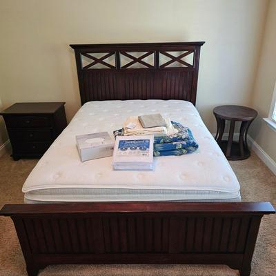 Broyhill Wooden Queen Bed & Bedding (UGB1-JS)