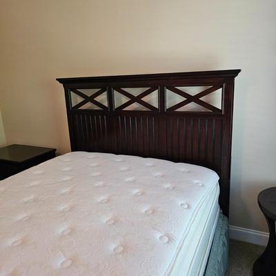 Broyhill Wooden Queen Bed & Bedding (UGB1-JS)