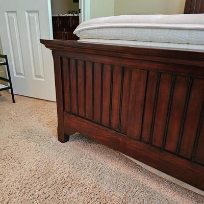 Broyhill Wooden Queen Bed & Bedding (UGB1-JS)