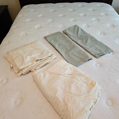 Broyhill Wooden Queen Bed & Bedding (UGB1-JS)