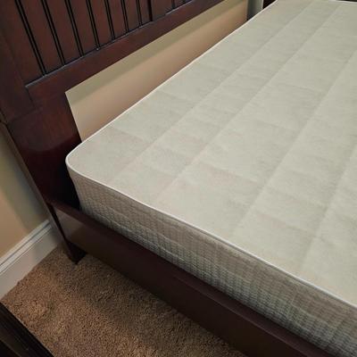 Broyhill Wooden Queen Bed & Bedding (UGB1-JS)