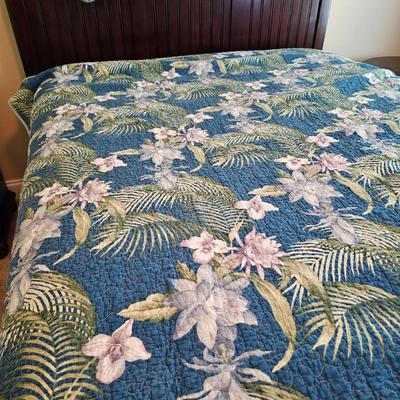Broyhill Wooden Queen Bed & Bedding (UGB1-JS)