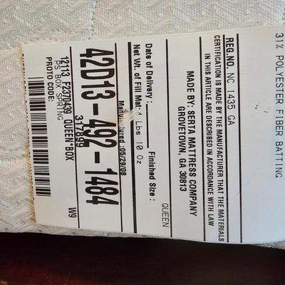 Broyhill Wooden Queen Bed & Bedding (UGB1-JS)