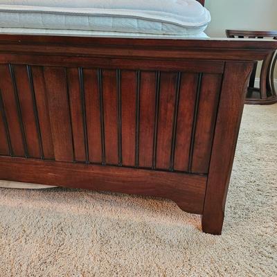 Broyhill Wooden Queen Bed & Bedding (UGB1-JS)