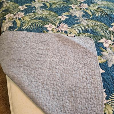 Broyhill Wooden Queen Bed & Bedding (UGB1-JS)