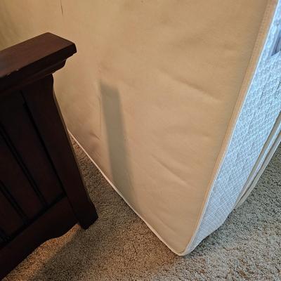 Broyhill Wooden Queen Bed & Bedding (UGB1-JS)
