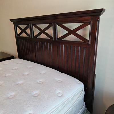 Broyhill Wooden Queen Bed & Bedding (UGB1-JS)