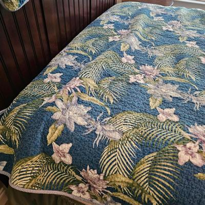 Broyhill Wooden Queen Bed & Bedding (UGB1-JS)
