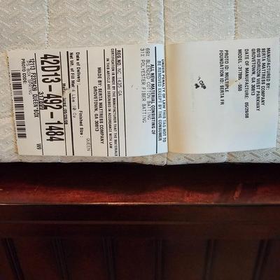 Broyhill Wooden Queen Bed & Bedding (UGB1-JS)
