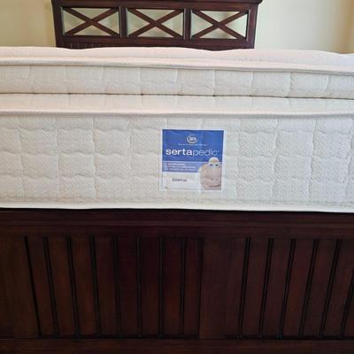 Broyhill Wooden Queen Bed & Bedding (UGB1-JS)