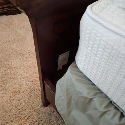 Broyhill Wooden Queen Bed & Bedding (UGB1-JS)
