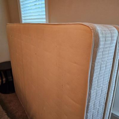 Broyhill Wooden Queen Bed & Bedding (UGB1-JS)