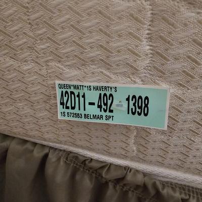 Broyhill Wooden Queen Bed & Bedding (UGB1-JS)